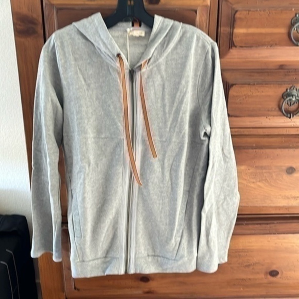 Hem & Thread Women’s Gray Zippered Sweatshirt Size Small NEW.